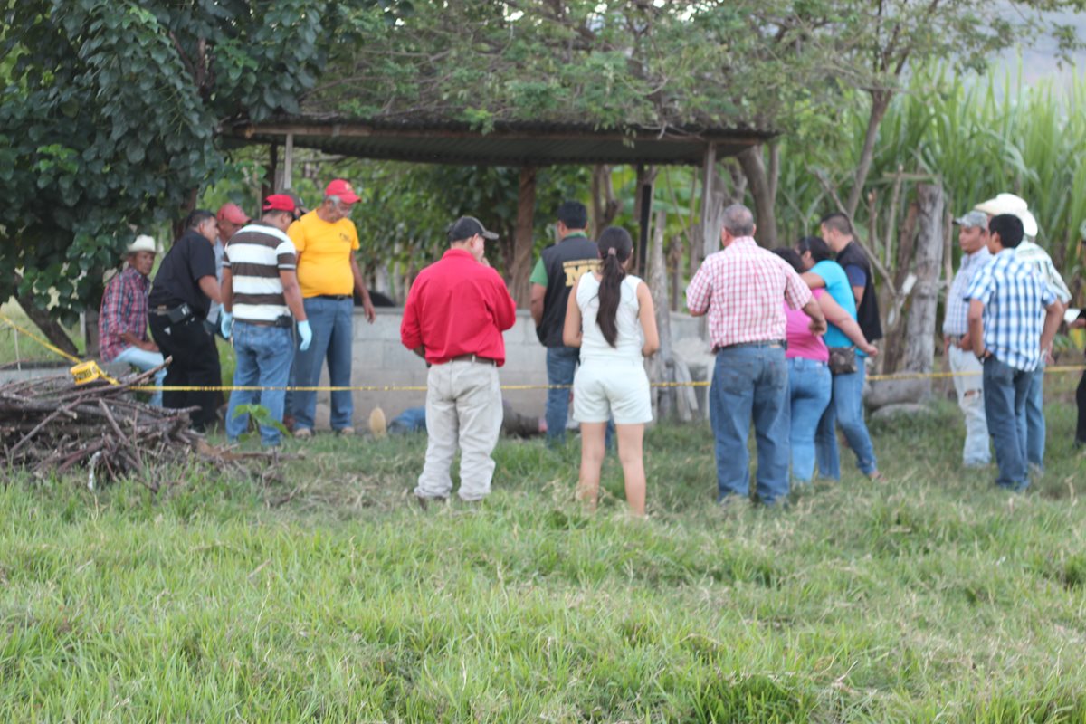 Autoridades del MP llevan a cabo peritajes en el lugar donde hallaron el cadáver. (Foto Presnsa Libre: Edwin Paxtor)