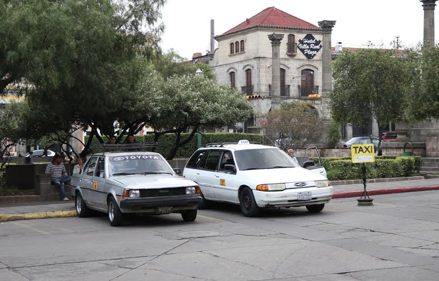 Los taxistas que tienen autorizado estacionarse en el parque central señalaron que están al día en los pagos, pero la municipalidad no les da un contrato vigente. (Foto Prensa Libre: María Longo)