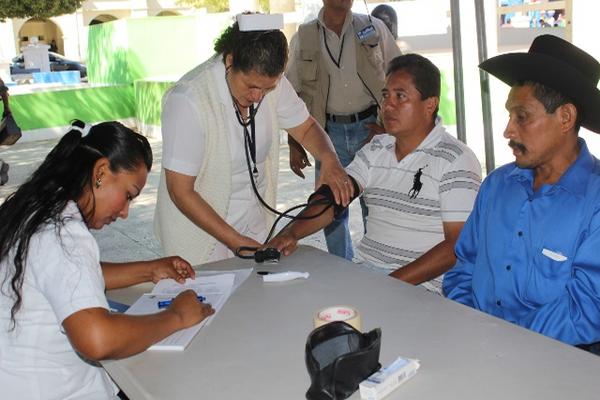 Personal del banco de sangre da información sobre la importancia de donar sangre. (Foto Prensa Libre: Óscar González).