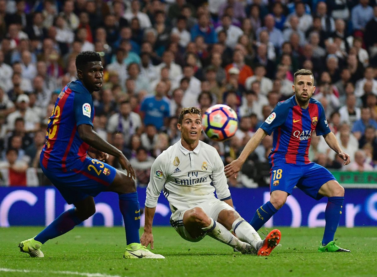 LaLiga Santander lanza el esprint final al rojo vivo, aún en plena ebullición por la emocionante victoria del Barcelona en el clásico en el Santiago Bernabéu. (Foto Prensa Libre: AFP)