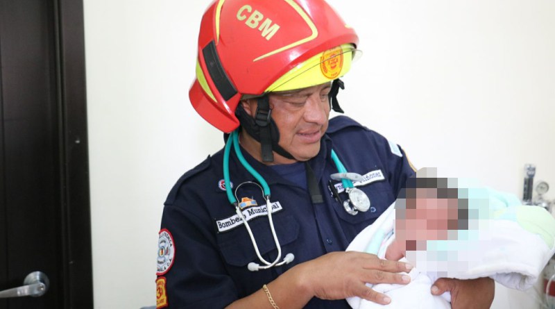 Bomberos cuidaron del infante y la entregaron a la PGN. (Foto Prensa Libre: CBM)