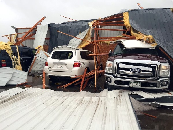 El paso de un tornado causó daños a una vivienda en Colorado, EE.UU. (AP).