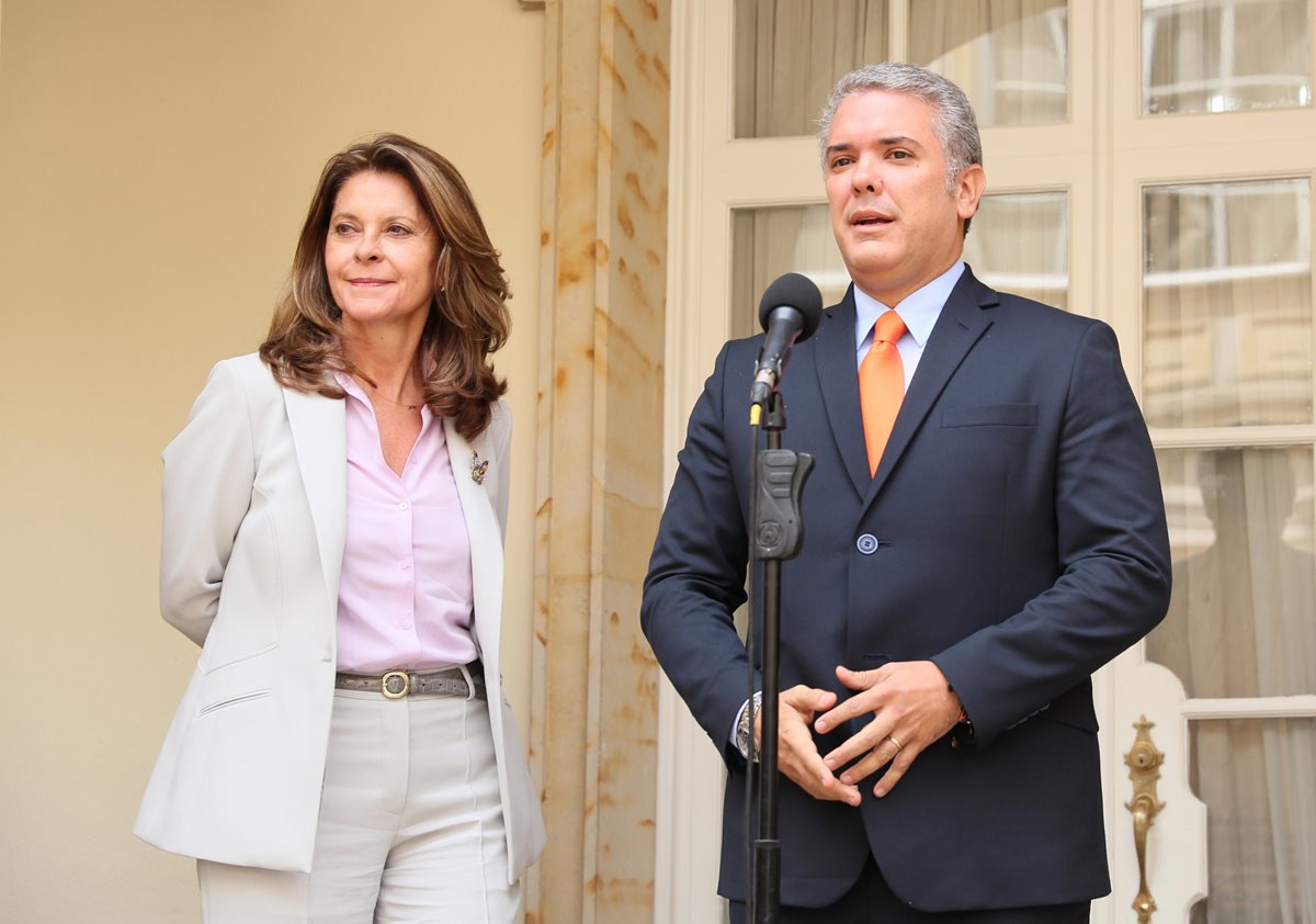 El presidente electo colombiano, Iván Duque (d), junto a su vicepresidenta, Marta Lucía Ramírez (i), durante un encuentro con la prensa. (EFE).