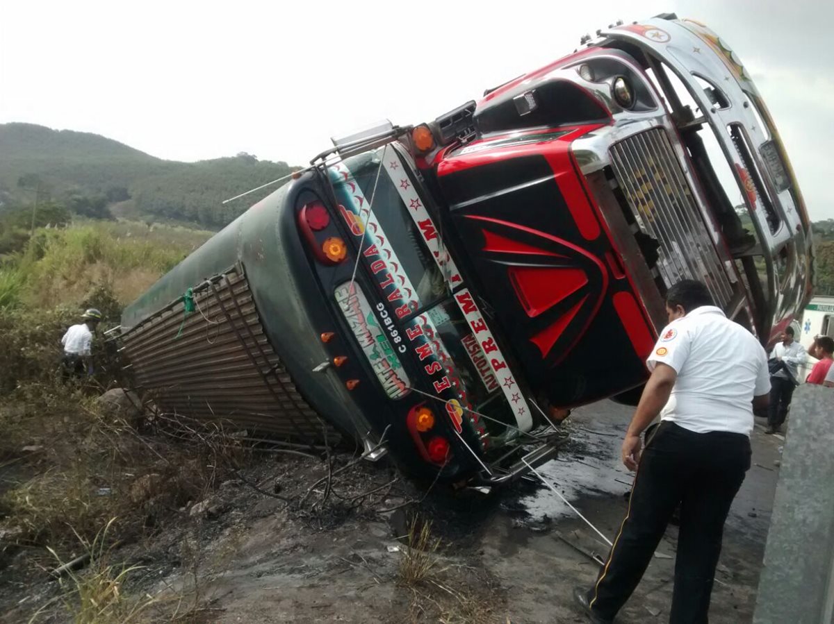 La unidad quedó a la orilla de la carretera. (Foto Prensa Libre: Cristian Icó).