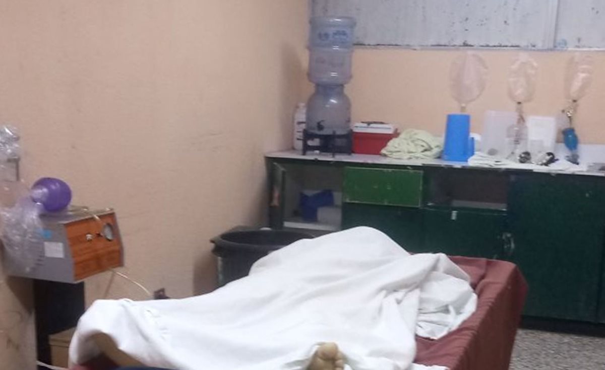 El cadáver de uno de los dos niños que murieron, permanece en una camilla del Hospital Regional de Quiché. (Foto Prensa Libre: Héctor Cordero).