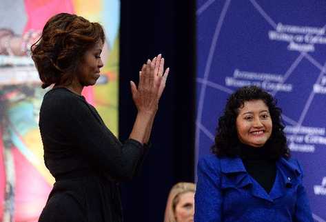 La jueza Yassmin Barrios recibe el premio a mujeres valientes, en Washington DC.