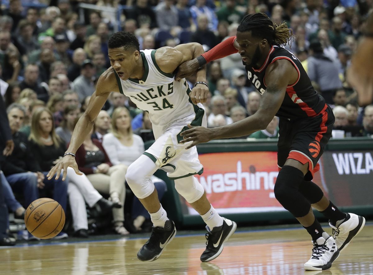 Giannis Antetokounmpo conduce el balón ante la marca de DeMarre Carroll. (Foto Prensa Libre: AP)