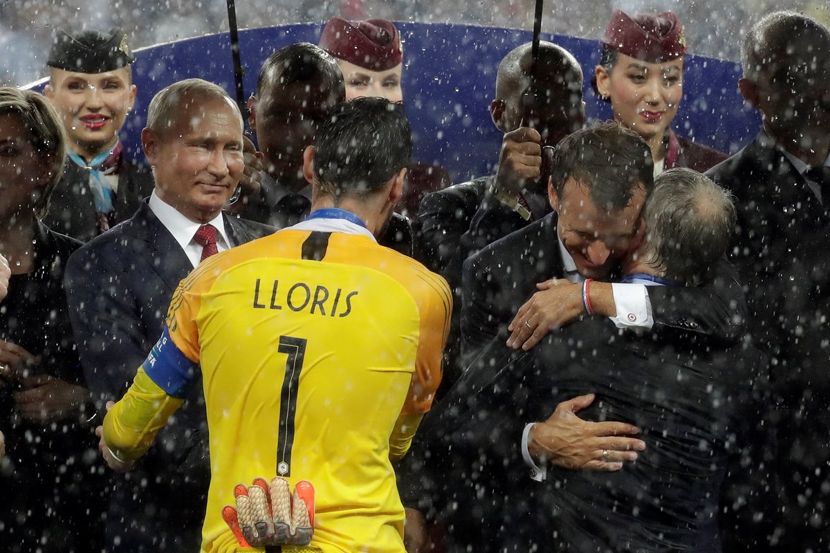 Esta foto de 2018 muestra a los presidentes de Francia Emmanuel Macron (Dch) y de Rusia, Vladimir Putin, cuando felicitan al equipo francés tras el partido Francia-Croacia, final del Mundial de Fútbol de Rusia 2018, en el Estadio Luzhnikí de Moscú, Rusia. En medio de la guerra con Ucrania han pedido organizar una Eurocopa. Foto Prensa Libre: EFE.