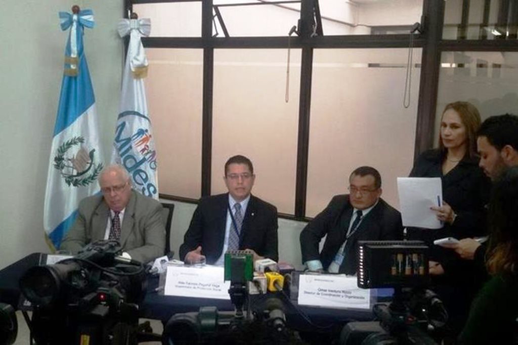 Fabrizio Pagurut -al centro- durante una conferencia de prensa en el Mides. (Foto Prensa Libre: Hemeroteca PL)