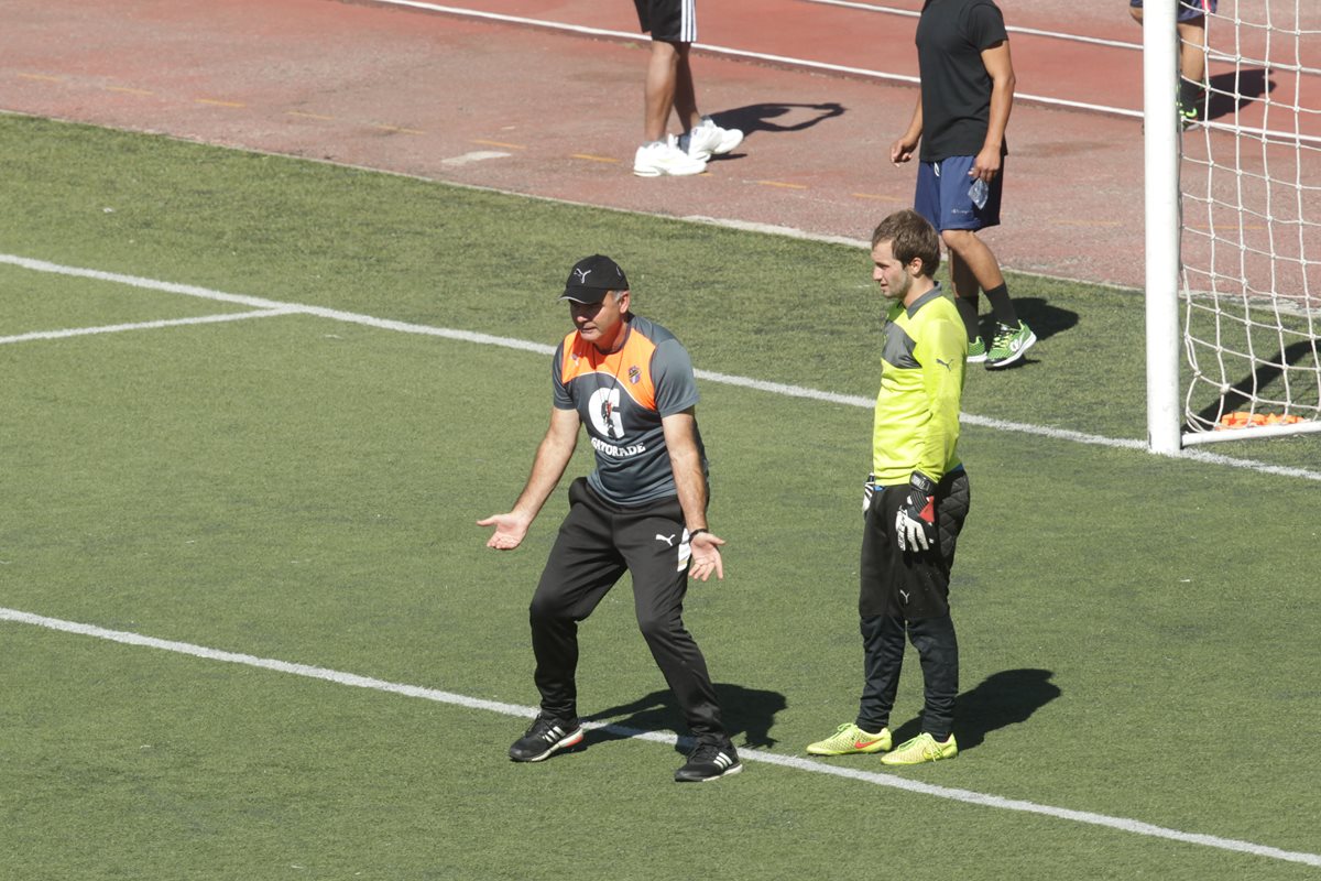 Kevin Moscoso recibe instrucciones del técnico blanco, Iván Franco Sopegno durante la práctica de esta mañana en el Cementos Progreso. (Foto Prensa Libre: Norvin Mendoza)