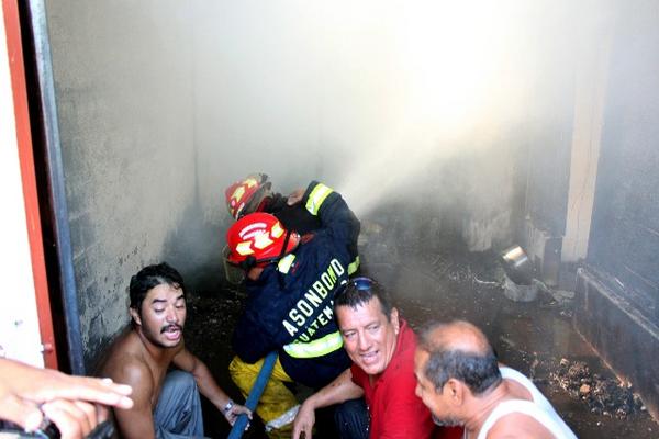 Vecinos apoyaron a bomberos a contrarrestar el incendio. (Foto Prensa Libre: Alexánder Coyoy)<br _mce_bogus="1"/>