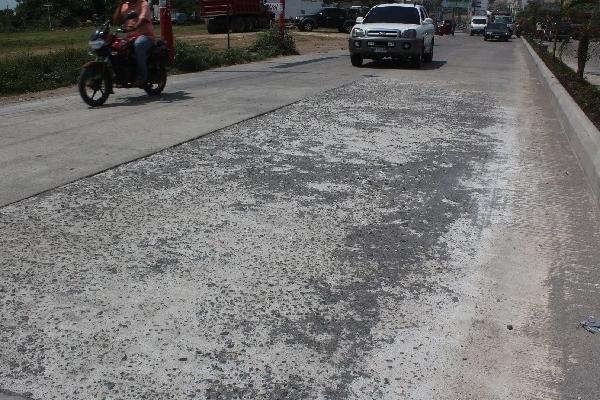 Una de las planchas de pavimento dañadas en la calzada Centenario, en Mazatenango.