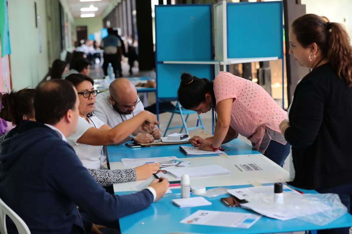 Una mesa de votación en el Instituto para Señoritas Belén, zona 1. (Foto Prensa Libre)