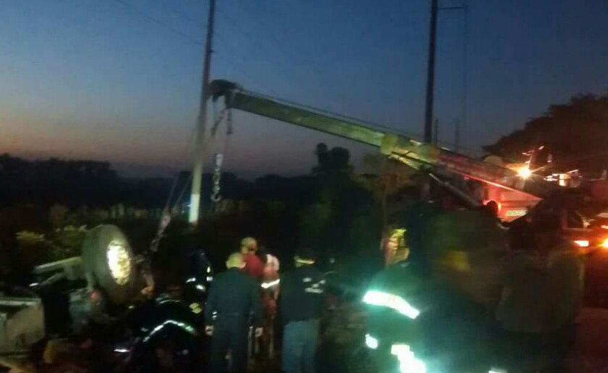 Grúa retira camión accidentado en Escuintla. (Foto Prensa Libre: Enrique Paredes).