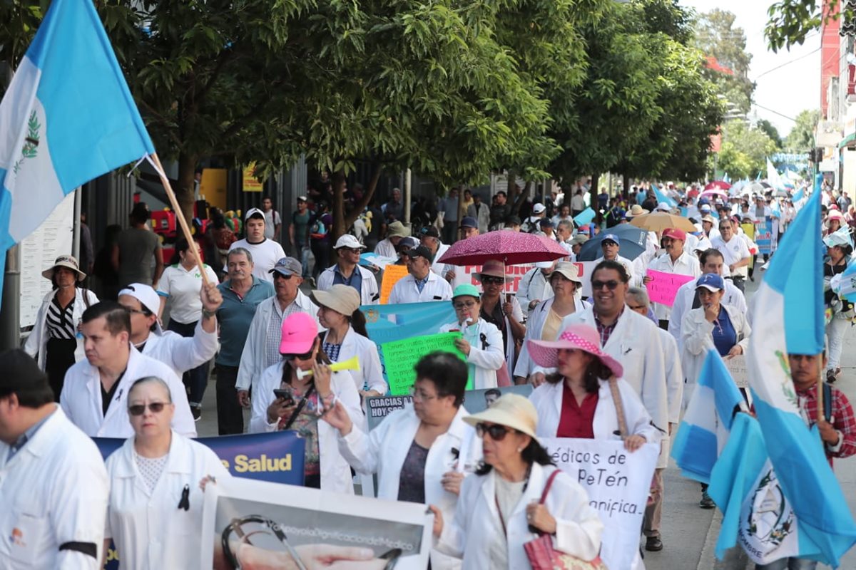 Los médicos lucharon por 80 días por el incremento salarial, en una propuesta hecha por el Ministerio de Salud pretendía que el ministro y sus viceministros también obtuvieran el incremento. (Foto Prensa Libre: Hemeroteca PL)