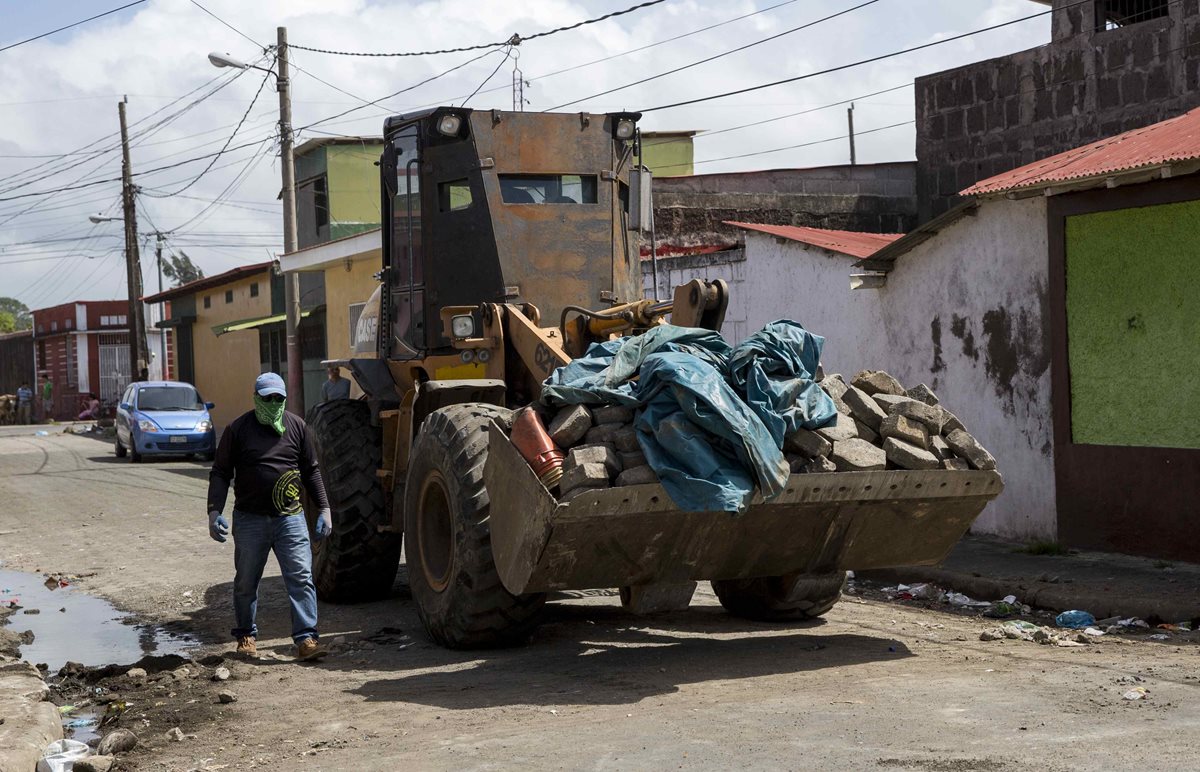 Trabajadores de la alcaldía, junto a simpatizantes del Gobierno de Ortega, realizan labores de limpieza en Diriamba, Nicaragua.(EFE)
