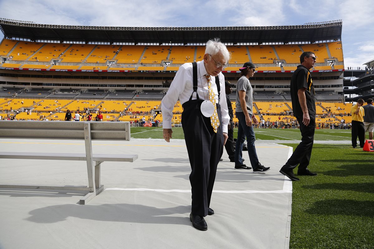 Dan Rooney estuvo en el juego entre Pittsburgh Steelers y Tampa Bay Buccaneers en Pittsburgh. (Foto Prensa Libre: AP)