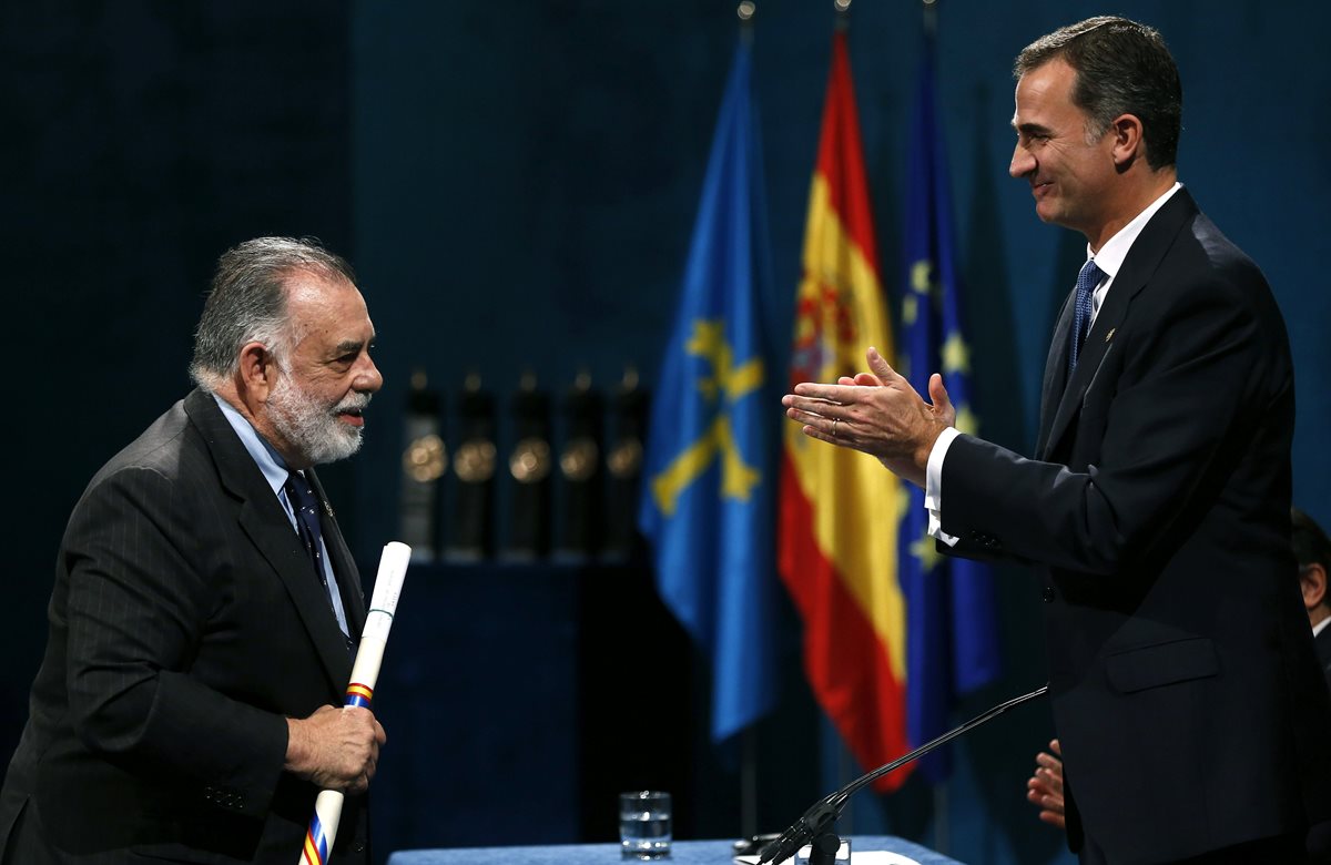 El rey Felipe Vi aplaude al cineasta Francis Ford Coppola tras haberle entregado el Premio Princesa de Asturias de Las Artes. (Foto Prensa Libre: EFE)