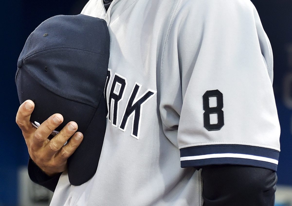 Los jugadores y cuerpo técnico de los Yanquis portaron el número 8 en homenaje a Yogi Berra. (Foto Prensa Libre: AP)