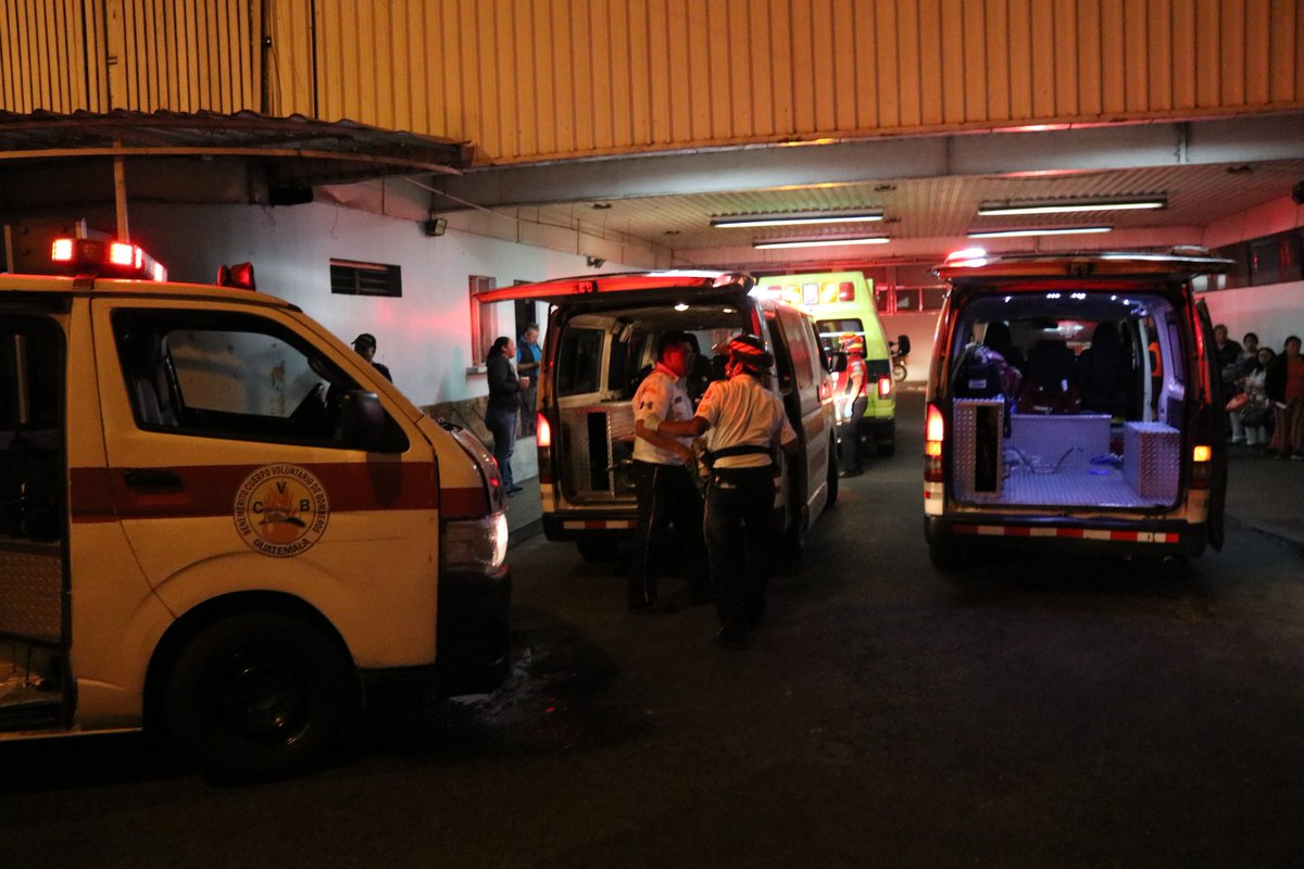 Bomberos Voluntarios trasladan a varios heridos hacia el Hospital General San Juan de Dios. (Foto: @BVoluntariosGT)