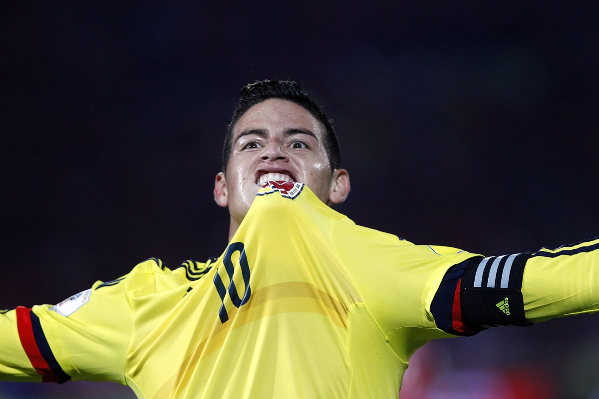 El jugador de Colombia James Rodríguez celebra después de anotar contra Chile durante un partido por la eliminatorias sudamericanas para el Mundial de Rusia 2018, en el estadio Nacional en Santiago de Chile (Foto Prensa Libre: EFE)