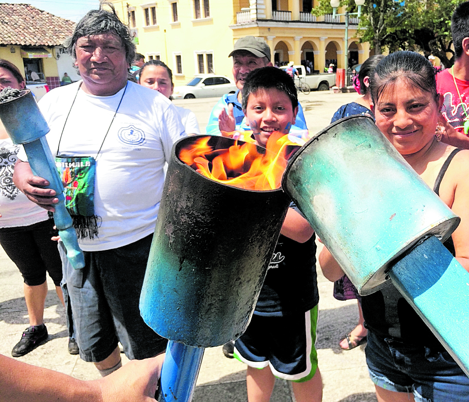 Trasladar el fuego patrio en antorchas es una tradición que cuenta con muchos seguidores en Guatemala. (Foto Prensa Libre: Hemeroteca PL)