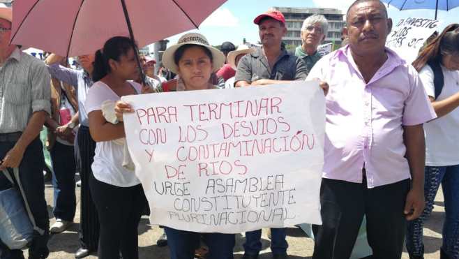 Manifestantes en la Plaza de la Constitución muestran pancartas en rechazo a la corrupción.