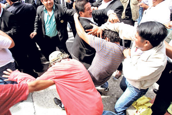 Zafarrancho del  21 de octubre, cuando supuestos manifestantes bloquean el acceso a diputados opositores, el día de elección de Junta Directiva.