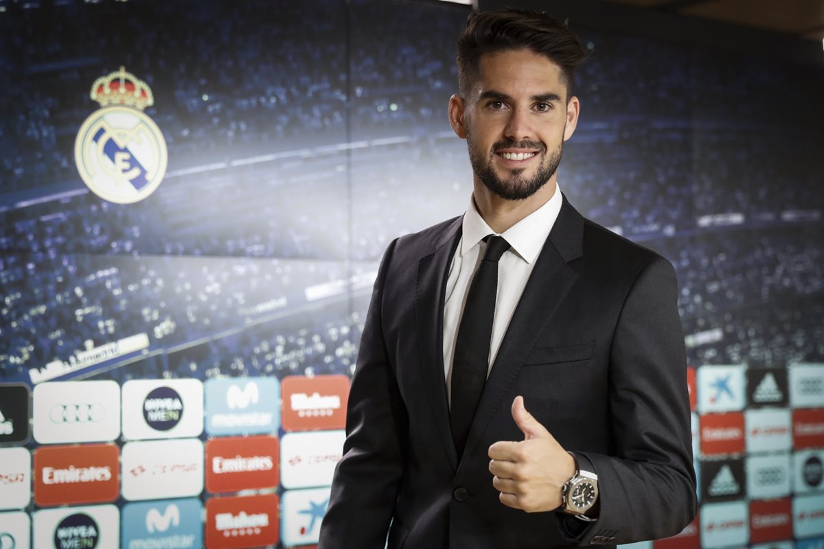 Isco sonríe después de la conferencia de prensa donde habló de su renovación con el Real Madrid. (Foto Prensa Libre: EFE)