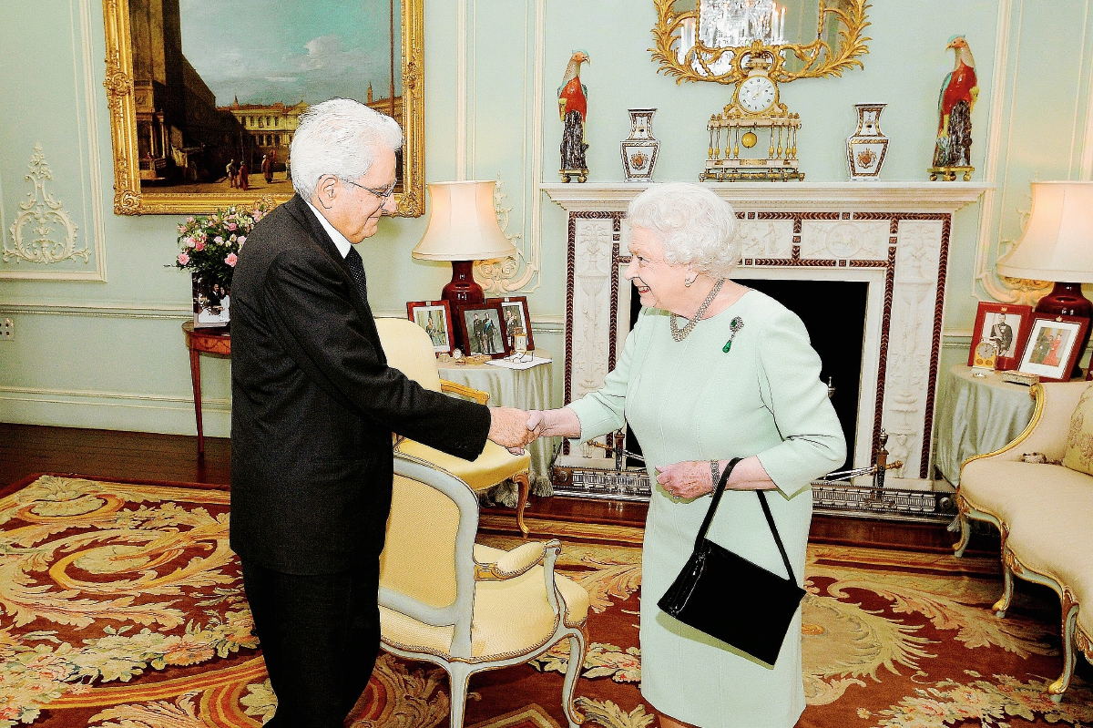 La reina Isabel II (derecha) saluda al presidente italiano Sergio Matterella (izquierda), una de sus actividades más recientes. (Foto Prensa Libre: AFP).