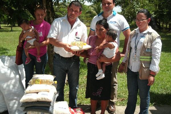 Delegados del Maga y la Sesán dan alimentos a madres de familia de Los Amates, Izabal.