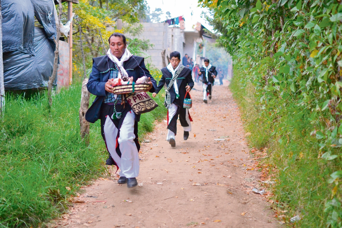 Cofrades y niños mantienen una tradición que recuerda la huida a Egipto. (Foto Prensa Libre: Ángel Elías)