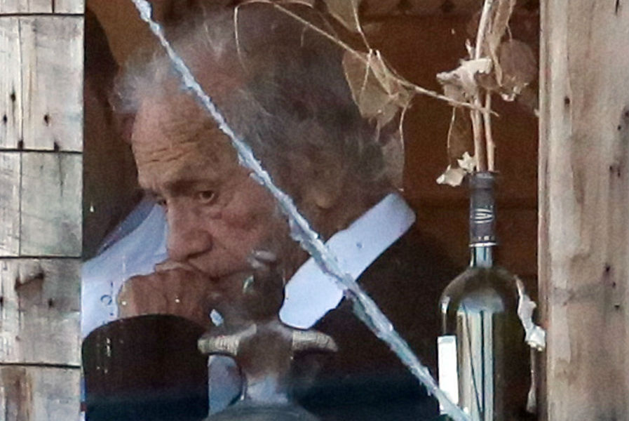 El poeta chileno Nicanor Parra dentro de su casa en Las Cruces, a unos 100 km al oeste de Santiago, en su cumpleaños número 100. (Foto Prensa Libre: AFP)