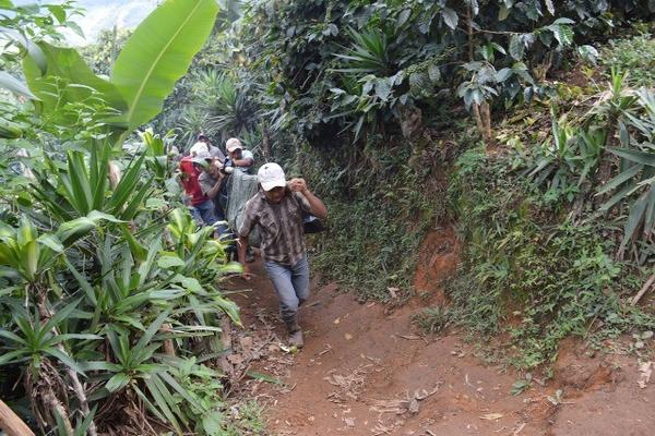 Vecinos trasladan el cadáver de Melvin Rocael Pascual González, quien fue encontrado en La Unión, Zacapa. (Foto Prensa Libre: Julio Vargas)