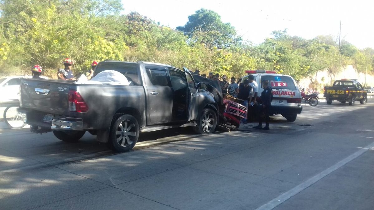 El percance se produjo en el km 54 ruta al Atlántico, lo que ha generado largas filas de vehículos. (Foto Prensa Libre: Hugo Oliva)