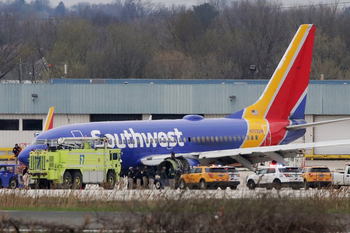 El avión de Southwest Airlines se encuentra en la pista del Aeropuerto Internacional de Filadelfia después de que se vio obligado a aterrizar con una falla en el motor. (AFP).