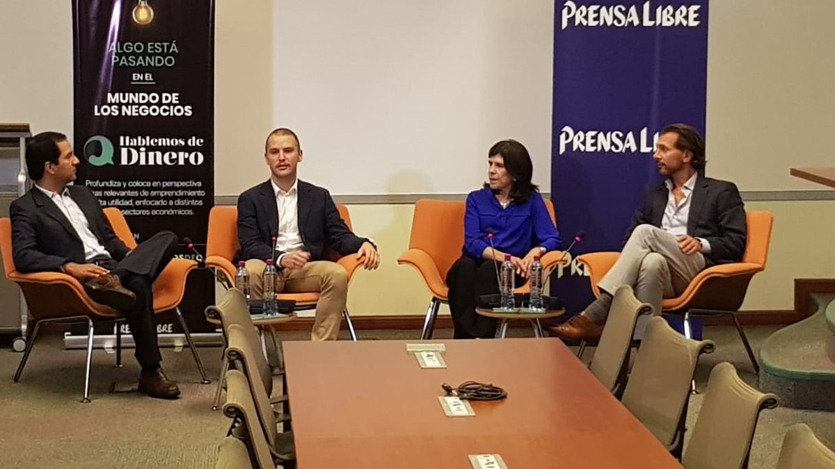 Hugo Díaz, de UFM Acton, y los empresarios Nikolas Adair, Diana Canella y Alex Poulias participaron en el foro. (Foto Prensa Libre: Alejandro Salazar)