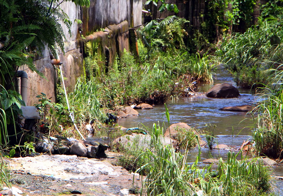 Desagües de viviendas del Centro Histórico de la cabecera de Retalhuleu descargan en el río. (Foto Prensa Libre: Rolando Miranda)