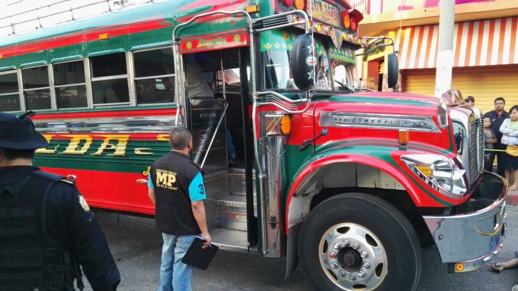 Bus en el que se registró el ataque en Santa Lucía Cotzumalguapa, Escuintla. (Foto Prensa Libre: Enrique Paredes).