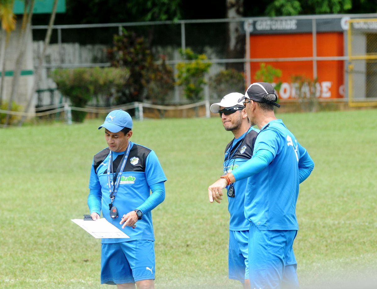 El cuerpo técnico de Comunicaciones no la pasa bien en el Apertura 2017, pues alcanza tres derrotas consecutivas. (Foto Prensa Libre: Edwin Fajardo)