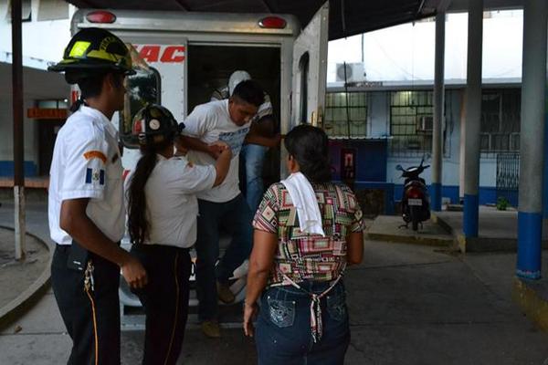 Los dos hermanos fueron trasladados a un hospital local por los Bomberos Voluntarios. (Foto Prensa Libre: Víctor Gómez).