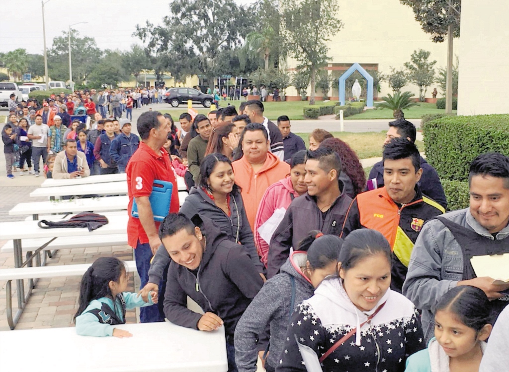 Migrantes hacen fila para efectuar trámites en el consulado móvil en Orlando, Florida.  (Foto Prensa Libre: Hemeroteca PL)