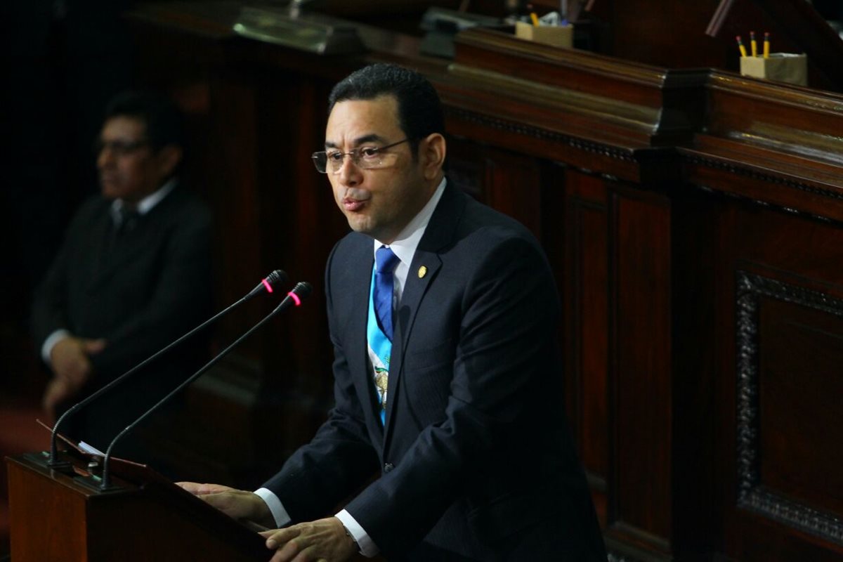 El presidente Jimmy Morales se dirige a los diputados, al comenzar a presentar su primer informe anual. (Foto Prensa Libre: Paulo Raquec)