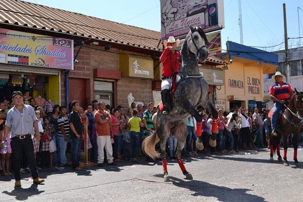 Jinetes y caballos se exhiben en el desfile. (Foto Prensa Libre: Erick de la Cruz)<br _mce_bogus="1"/>