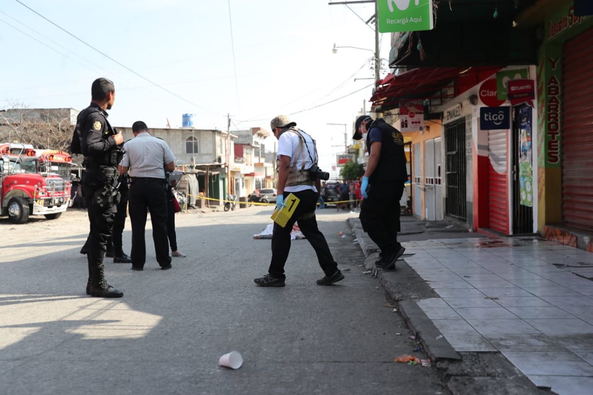 Personal del MP recaba evidencias en Tierra Nueva 2, Chinautla, donde el piloto de un autobús murió a balazos. (Foto Prensa Libre: Érick Ávila)