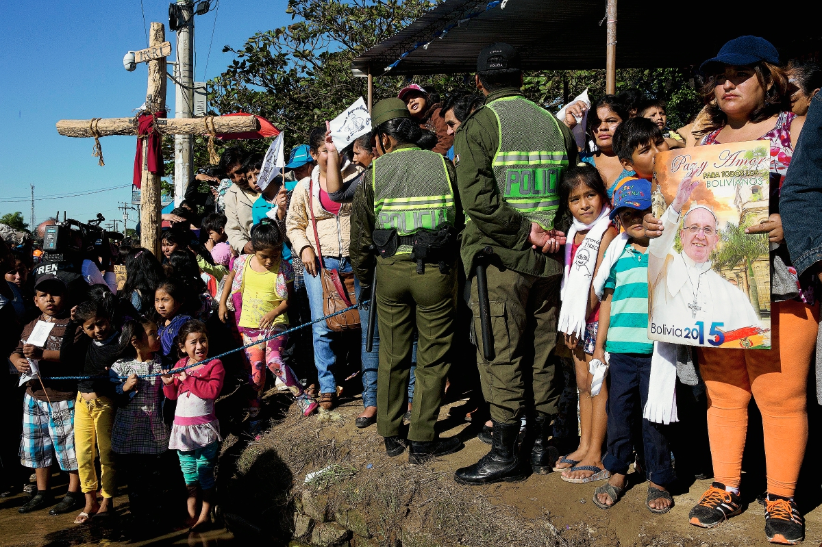 Cientos de personas esperaron al Papa en las afueras de la prisión. (Foto Prensa Libre: AP).