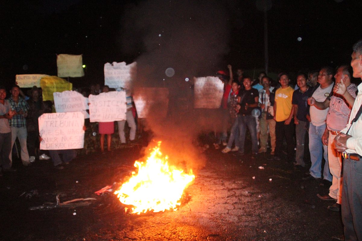 Vecinos de San Pedro Necta obstruyen el paso en la ruta Interamericana. (Foto Prensa Libre: Mike Castillo)