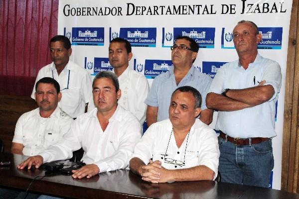 Marco Tulio Ramírez —primero de la izquierda—, junto a otros alcaldes y autoridades.