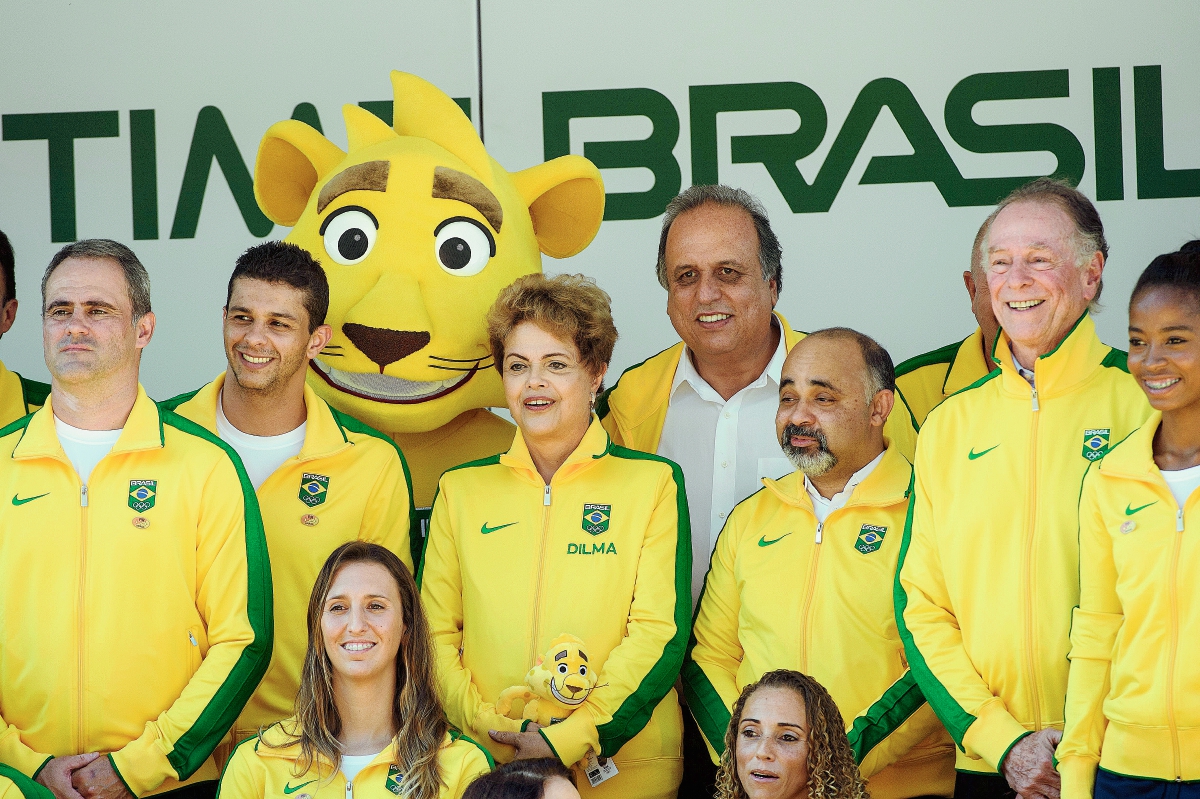 Dilma Rousseff en la presentación de Ginga, quien representará a los atletas brasileños en Río 2016. (Foto Prensa Libre: AFP)