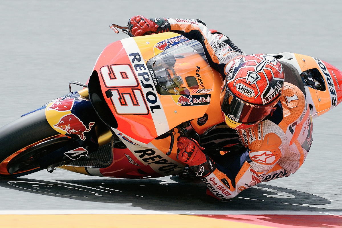 Marc Márquez conduce su moto durante los entrenamientos de hoy. (Foto Prensa Libre: AFP)